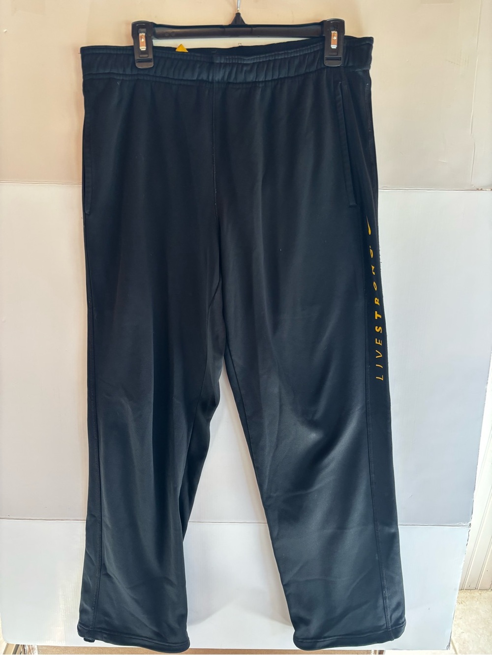 Nike Therma-FIT Men’s M Regular Black LIVESTRONG Track Pants Polyester Pockets
